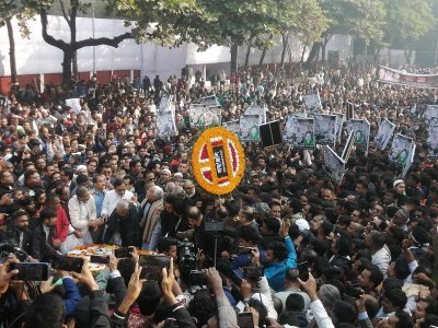 মিরপুরে শহীদ বুদ্ধিজীবী স্মৃতিসৌধে শ্রদ্ধা জানায় সাধারণ মানুষ