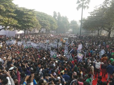 সাধারণ মানুষের শ্রদ্ধা নিবেদন