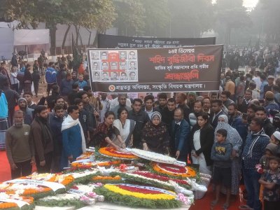 শহীদ বুদ্ধিজীবী স্মৃতিসৌধে সাধারণ মানুষের শ্রদ্ধা। ছবি: নাসিরুল ইসলাম