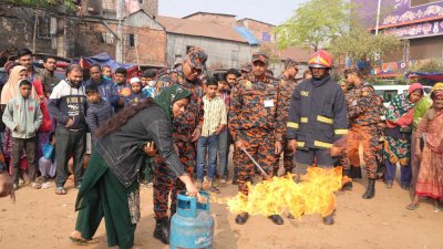 গ্যাস সিলিন্ডারে আগুন লাগলে কীভাবে নেভাতে হবে, সে বিষয়ে মহড়া প্রদর্শন করা হয়