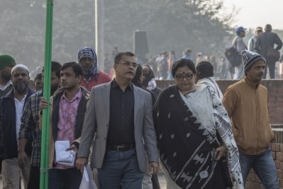 রায়েরবাজার শহীদ বুদ্ধিজীবী বধ্যভূমি স্মৃতিসৌধে শ্রদ্ধা জানান তারা