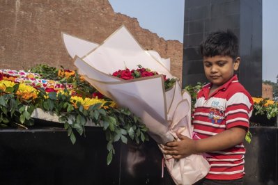 শ্রদ্ধা জানাতে এসেছে এক শিশু
