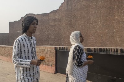 শ্রদ্ধা জানাতে আসেন তারা