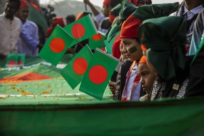 রায়েরবাজার  বধ্যভূমি-স্মৃতিসৌধে শ্রদ্ধা জানায় শিশুরা