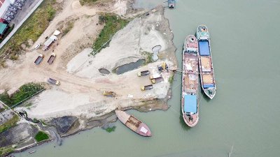 নদীর তীর ইজারা নিয়ে ঘাট নির্মাণ, ঝুঁকিতে দুই বিদ্যুৎকেন্দ্র