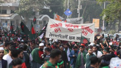 বৈষম্যবিরোধী ছাত্র আন্দোলনের আহ্বানে বিজয় র‌্যালিতে অংশ নিতে কেন্দ্রীয় শহীদ মিনারে রাজধানীর বিভিন্ন স্থান থেকে ছাত্র-জনতা জড়ো হচ্ছেন। ছবি: নাসিরুল ইসলাম