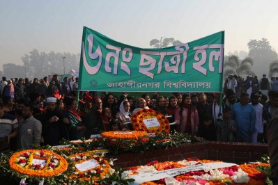 ফুলেল শ্রদ্ধা ও ভালোবাসায় স্মরণ করা হচ্ছে জাতির শ্রেষ্ঠ সন্তানদের (ছবি: নাসিরুল ইসলাম)