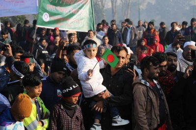 শহীদদের প্রতি শ্রদ্ধা জানাতে সাভারের জাতীয় স্মৃতিসৌধে মানুষের ঢল
