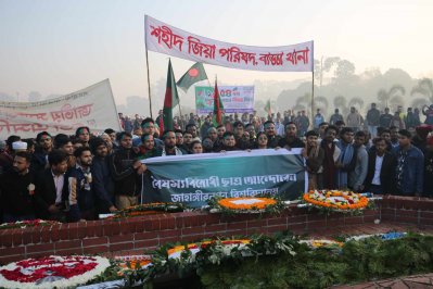 ফুলেল শ্রদ্ধা ও ভালোবাসায় স্মরণ করা হচ্ছে জাতির শ্রেষ্ঠ সন্তানদের (ছবি: নাসিরুল ইসলাম)