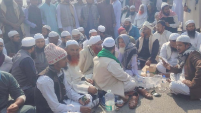 বুধবার ১৮ ডিসেম্বর হত্যাকাণ্ডের পর প্রতিবাদে সড়ক দখল করে বিক্ষোভ করেন জুবায়েরপন্থিরা