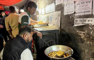 চলছে বেগুনি তৈরি। ছবি- সাজ্জাদ হোসেন 