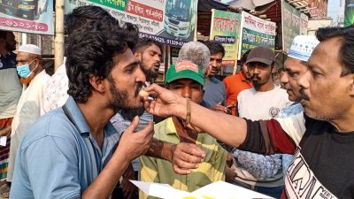 নারায়ণগঞ্জ জেলা বিএনপির কমিটি বিলুপ্ত করায় মিষ্টি বিতরণ