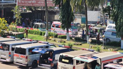 অ্যাম্বুলেন্স নিয়েও সিন্ডিকেট, অন্য গাড়িতে নিলেও টাকা দিতে হয় তাদের