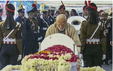 মনমোহন সিংয়ের মরদেহে শ্রদ্ধা জানাচ্ছেন ভারতের প্রধানমন্ত্রী নরেন্দ্র মোদি। ছবি: এনডিটিভি।