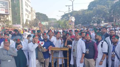 শাহবাগ মোড়ে অবস্থান নেন ট্রেইনি চিকিৎসকরা (ছবি: নাসিরুল ইসলাম)