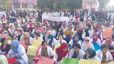 শাহবাগ মোড়ে অবস্থান নেন ট্রেইনি চিকিৎসকরা (ছবি: নাসিরুল ইসলাম)