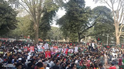 শহীদ মিনারের সামনে দুপুর থেকেই চলছে জুলাই বিপ্লবের স্লোগান। ছবি: সাজ্জাদ হোসেন