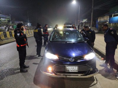 একটি গাড়িকে তল্লাশি করছেন র‌্যাব সদস্যরা