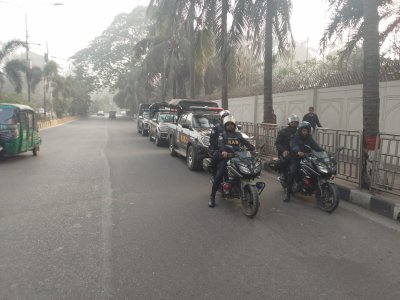 সড়ক পাহারায় আইনশৃঙ্খলা বাহিনীর সদস্যরা