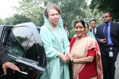 ভারতের বিরোধী নেত্রী সুষমা স্বরাজের সঙ্গে দিল্লিতে বাংলাদেশের তৎকালীন বিরোধী নেত্রী খালেদা জিয়া, অক্টোবর, ২০১২   
