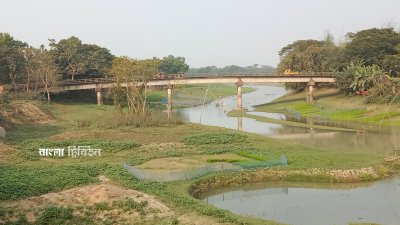 একসময় নদী পথই ছিল জেলার মানুষের যাতায়াত ও ব্যবসা-বাণিজ্যের প্রধান মাধ্যম, কিন্তু কালের বিবর্তনে নদীপথ প্রায় বিলীন