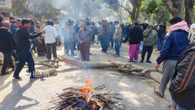 এই বিক্ষোভে নেতৃত্ব দেন তানোর উপজেলা বিএনপির আহ্বায়ক আখেরুজ্জামান হান্নান, সাবেক পৌর মেয়র মিজানুর রহমান ও উপজেলা বিএনপির সাবেক সাধারণ সম্পাদক মফিজ উদ্দিন