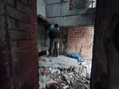 কার্যালয়ের নিচতলা এখন রূপ নিয়েছে পাবলিক টয়লেটে