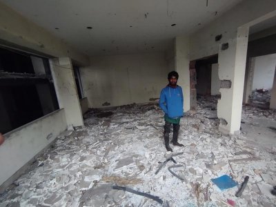 ভবঘুরে অনেকের ঘরবাড়ি এখন এই ভাঙাচোরা কার্যালয়