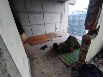 বিভিন্ন কক্ষে রাতে থাকে যৌনকর্মীদের আনাগোনা