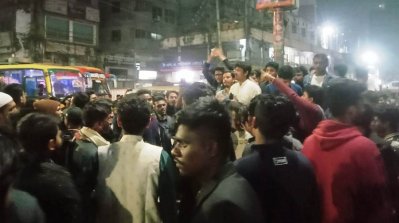 এ ঘটনার প্রতিবাদে তাৎক্ষণিক তাঁতিবাজার মোড় অবরোধ করে বিক্ষোভ শুরু করে শিক্ষার্থীরা