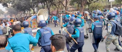শিক্ষার্থীদের ধাওয়া দিচ্ছে পুলিশ