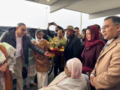 খালেদা জিয়ার সঙ্গে পরিবার ও দলের নেতাকর্মীরা
