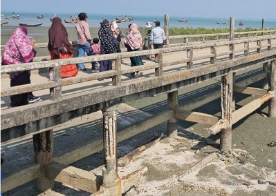 নাফনদে ধসে পড়ছে জেটি, দুর্ঘটনার শঙ্কা