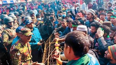 আন্দোলনকারী শিক্ষার্থীদের সঙ্গে কথা বলছেন সেনাবাহিনীর কর্মকর্তারা 