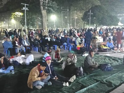 রাতেও শহীদ মিনারে অবস্থান করছেন বিডিআর সদস্যরা