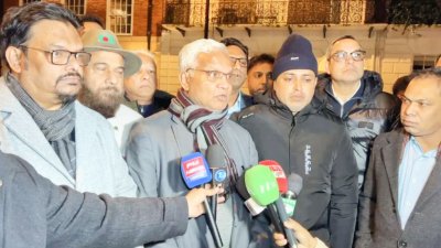 সাংবাদিকদের সঙ্গে কথা বলছেন ডা. এ জেড এম জা‌হিদ হোসেন