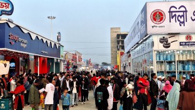 ছুটির দিনে বাণিজ্য মেলায় মানুষের ঢল, চড়া দামে নিম্নমানের খাবার