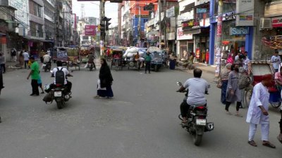 ট্রাফিক সিগনাল অমান্য করে চলে যানবাহন