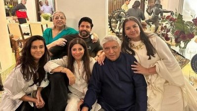 একই ফ্রেমে হানি ইরানি, ফারহান আখতার, জোয়া আখতার, জাভেদ আখতার ও শাবানা আজমী
