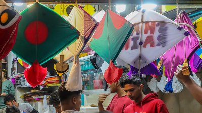 দোকানে ঘুড়ি ক্রেতার ভিড়