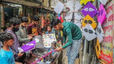 ঘুঘুড়ির সঙ্গে সুতা কিনছেন এক ছবি: সাজাদহোসেন