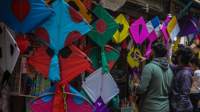 দৃশ্যরা ঘুড়ি দেখছেন ছবি: সাজাদহোসেন