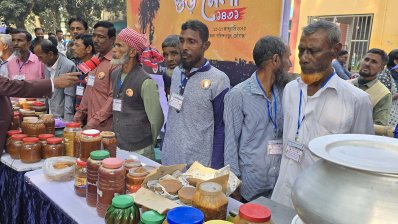 মেলায় গাছিরা তাদের তৈরি নির্ভেজাল পাটালিসহ বিভিন্ন প্রকারের খেজুর গুড় নিয়ে উপস্থিত হন
