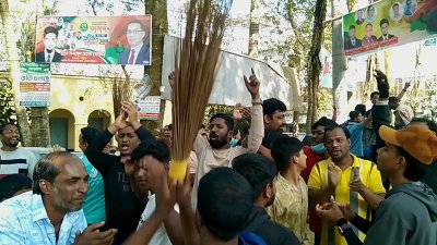 নতুন কমিটি বাতিলের দাবিতে সরাইলে বিএনপির একাংশের ঝাড়ু মিছিল