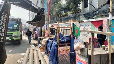 রাস্তা ও ফুটপাতে অবৈধভাবে গড়ে তোলা দোকান, স্থাপনা উচ্ছেদে ডিএনসিসির অভিযান