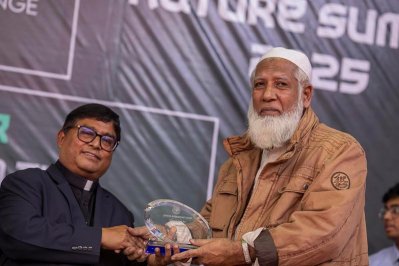মিজানুর রহমান ভূঁইয়ার হাতে অ্যাওয়ার্ডের ক্রেস্ট তুলে দেন নটরডেম কলেজের অধ্যক্ষ ড. ফাদার হেমন্ত পিউস রোজারিও