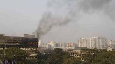 হাজারীবাগে ট্যানারি কাঁচাবাজারে গুদামে আগুন। ছবি: সাজ্জাদ হোসেন