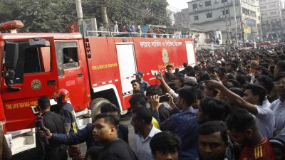 উৎসুক জনতার ভিড়ে আগুন নিয়ন্ত্রণে ফায়ার সার্ভিস কর্মীদের বেগ পেতে হচ্ছে। ছবি: সাজ্জাদ হোসেন