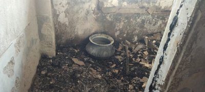 রান্নাঘর থেকে আগুনের সূত্রপাত বলে প্রাথমিকভাবে ধারণা করা হচ্ছে (ছবি: বাংলা ট্রিবিউন)