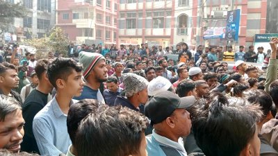 স্কয়ার হাসপাতালের সামনে সৌদিগামীদের বিক্ষোভ (ছবি: বাংলা ট্রিবিউন)